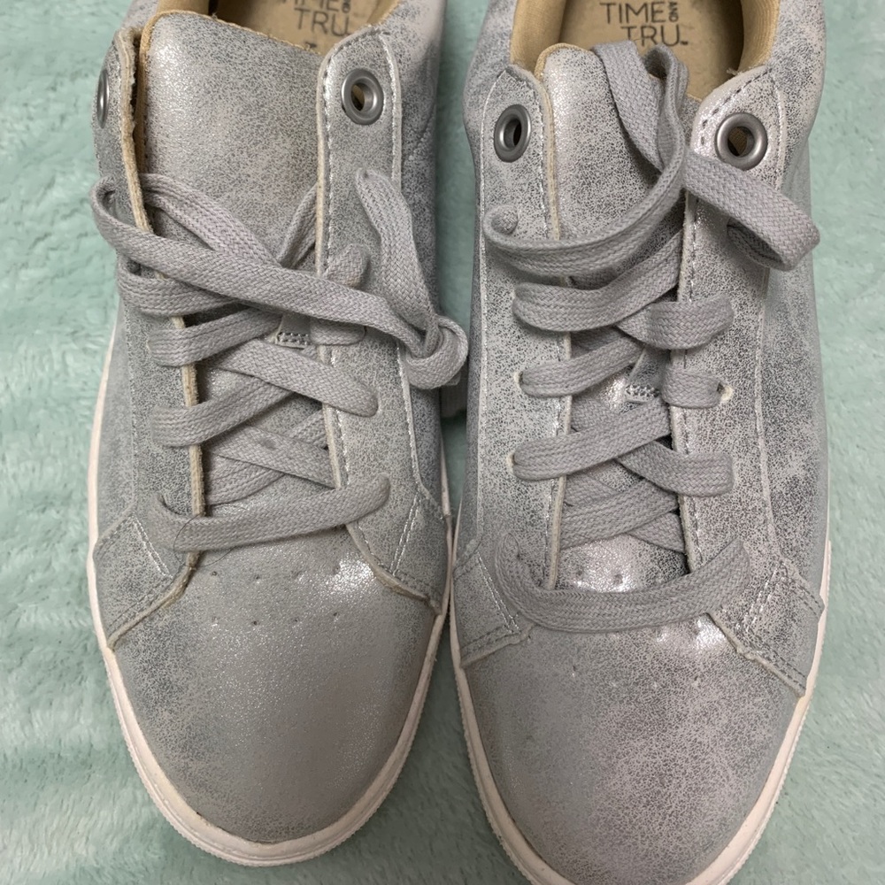 Time and Tru silver faux leather sneakers 8M never worn NWOT